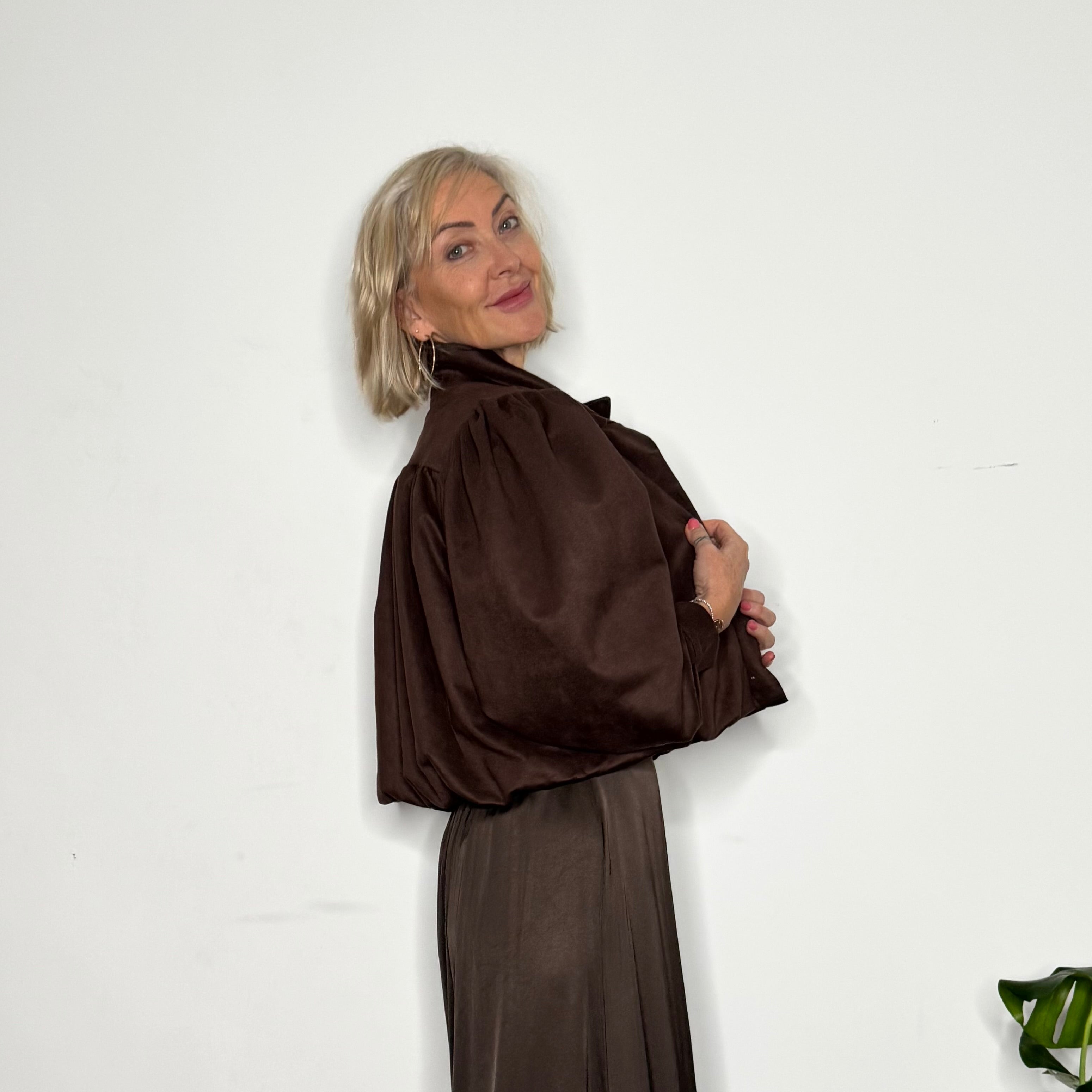 Gathered shoulder short jacket