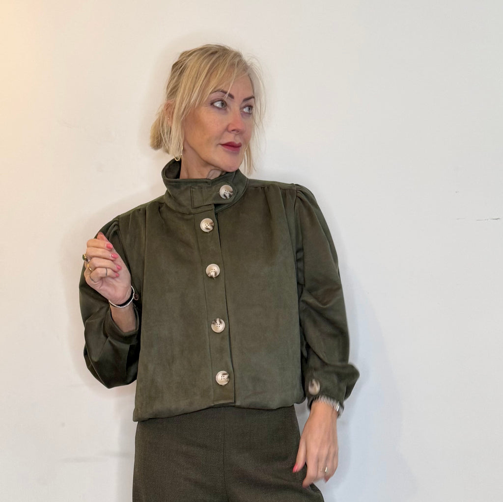 Gathered shoulder short jacket