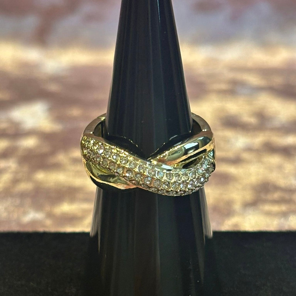 figure-of-eight stretch ring with crystal decoration