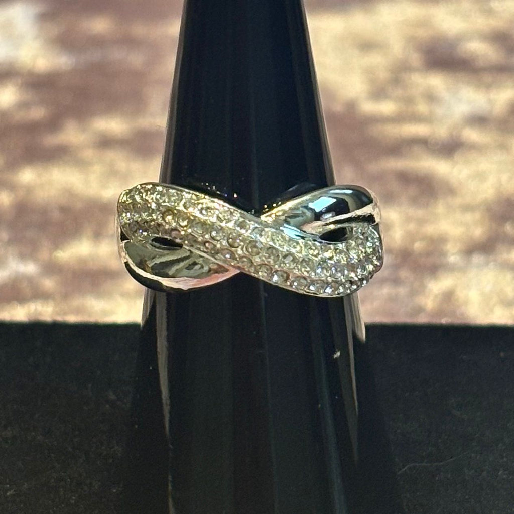 figure-of-eight stretch ring with crystal decoration